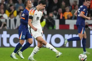 Aleksandar Pavlovic (16) chơi rất hay ở trận thắng Hà Lan 1-0