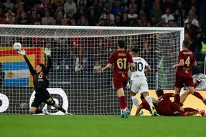 Lautaro Martinez (10) tận dụng rất tốt sai lầm của Zeki Celik để ghi bàn 