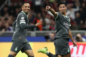 Tijjani Reijnders (phải) ghi 2 bàn cho AC Milan