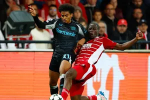 Amine Adli (trái) dính chấn thương sau pha phạm lỗi của Saoumaila Coulibaly (Brest)