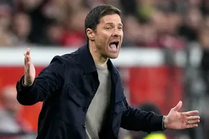 HLV Xabi Alonso luôn mỏi mệt khi đối đầu Stuttgart