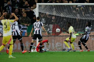 Thủ môn Udinese, Maduka Okoye phản lưới nhà sau cú dứt điểm của Khepheren Thuram