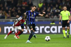 Hakan Calhanoglu sút thắng quả 11m