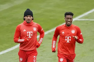 Leroy Sane (trá`i) và Kingsley Coman (phài) trên sân tập của Bayern Munich