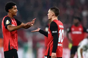 Francis Onyeka 17 tuổi (trái) thi đấu ở Cúp quốc gia với Elversberg