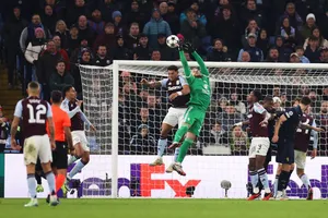 Diego Carlos (trái) thúc cùi chỏ vao Michele Di Gregorio (phải)