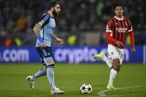 Tigran Barseghyan (trái) thoát xuống thoải mái ghi bàn vào lưới AC Milan