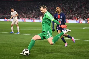 Manuel Neuer đang cải thiện chơi bóng bằng chân trái.