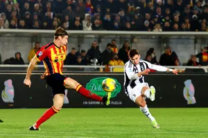 Francisco Conceicao (phải) dứt điểm dội khung thành Lecce