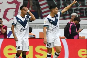 Alejo Sarco (phải) sẽ gia nhập Bayer Leverkusen vào tháng Giêng tới