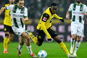 Jamie Gittens (giữa) vượt qua 2 cầu thủ Borussia M'Gladbach