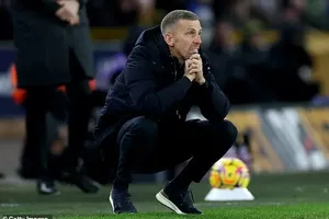 HLV Gary O'Neil bối rối trong trận đấu hôm thứ Bảy