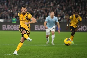 Cú sút 11m thành công của Hakan Calhanoglu