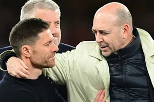 Chủ tịch Fernando Carro (phải) tỏ ra thân thiết với HLV Xabi Alonso