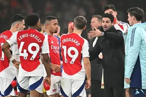 HLV Mikel Artetan chỉ đạo cầu thủ trên sân