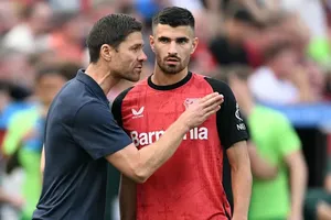 HLV Xabi Alonso chỉ đạo tiền đạo Martin Terrier