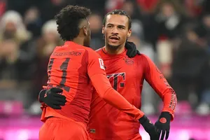 Leroy Sane (phải) tỏa sáng trong trận thắng Hofffenheim