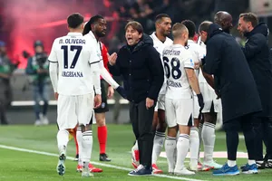 HLV Antonio Conte chỉ đạo cầu thủ trong trận thắng Atalanta