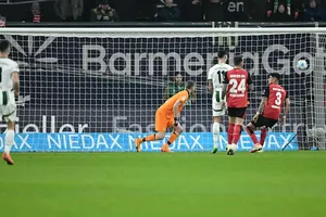 Bàn thua ở phút bù giờ của Bayer Leverkusen