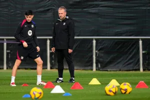 Pedri trên sân tập cùng HLV Hansi Flick