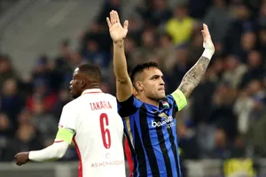 Lautaro Martinez ghi hattrick vào lưới Monaco