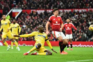 Jean-Philippe Mateta mở tỷ số khi bóng chạm xà ngang văng ra