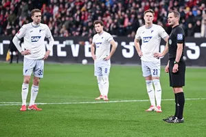 Trọng tài Robin Braun thông báo kết quả coi lại VAR trong trận Bayer Leverkusen - Hoffenheim