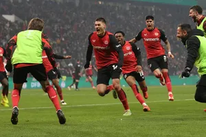 Patrik Schick (giữa) ghi cú đúp cho Bayer Leverkusen
