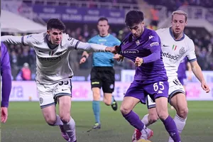 Fabiao Parisi (65, Fiorentina) đi bóng trước hàng hậu vệ Inter