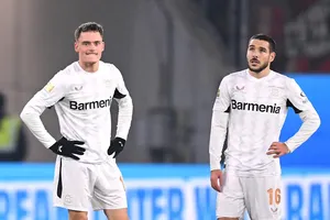 Florian Wirtz (trái) và Emiliano Buendia thất vọng sau trận hòa Wolfsburg