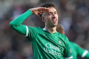 Ryan Hardie ăn mừng bàn thắng vào lưới Liverpool