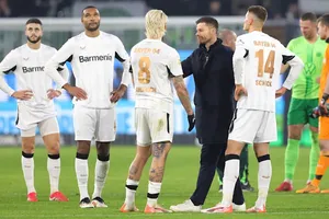 HLV Xabi Alonso chia sẻ với cầu thủ sau trận hòa Wolfsburg