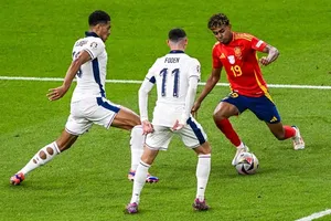 Phil Foden đối mặt với Lamine Yamal ở Euro 2024