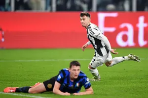 Francesco Conceicao (phải) ghi bàn quyết định cho Juventus