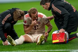Harry Kane bị dau hàm trong trận đấu với Bayer Leverkusen