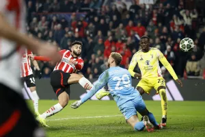 Ismael Saibari (trái) ghi bàn vào lưới Juventus