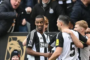 Các cầu thủ Newcastle ăn mừng bàn thắng cùng Alexander Isak