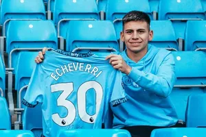 Claudio Echeverri khoe chiếc áo số 30 của mình trên sân Etihad