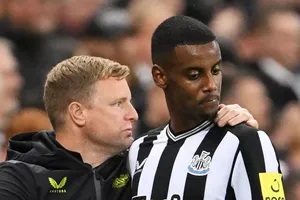 HLV Eddie Howe và cậu học trò cưng Alexander Isak