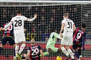 Santiago Castro (9) gỡ hòa 1-1 cho Bologna