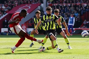 Callum Hudson-Odoi (trái) ghi bàn thắng quyết định cho Nottingham Forest