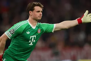 Jonas Urbig khá tự tin trong trận đấu với Bayer Leverkusen