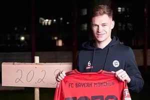 Joshua Kimmich khoe chiếc áo với con số 2029