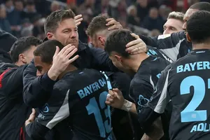 HLV Xabi Alonso chia vui với cầu thủ sau chiến thắng Stuttgart