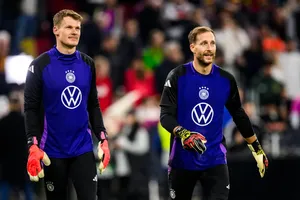 Alexander Nubel (trái) và Oliver Baumann (phải) trên sân tập của đội tuyển Đức