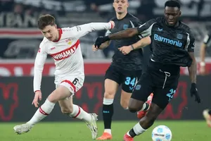 Victor Boniface (phải) mang lại sự tích cực cho Bayer Leverkusen