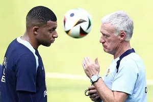 Kylian Mbappe và Didier Deschamps trên sân tập của tuyển Pháp