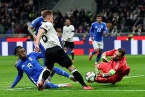 Gianluigi Donnarumma cố ngăn Joshua Kimmich ghi bàn