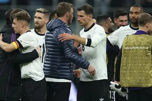 Leon Goretzka và HLV Julian Nagelsmann sau trận thắng Italy