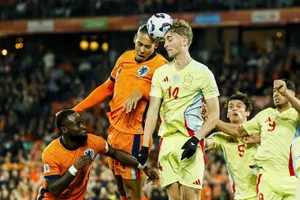 Van Dijk tranh bóng bổng với Pau Cubarsi.